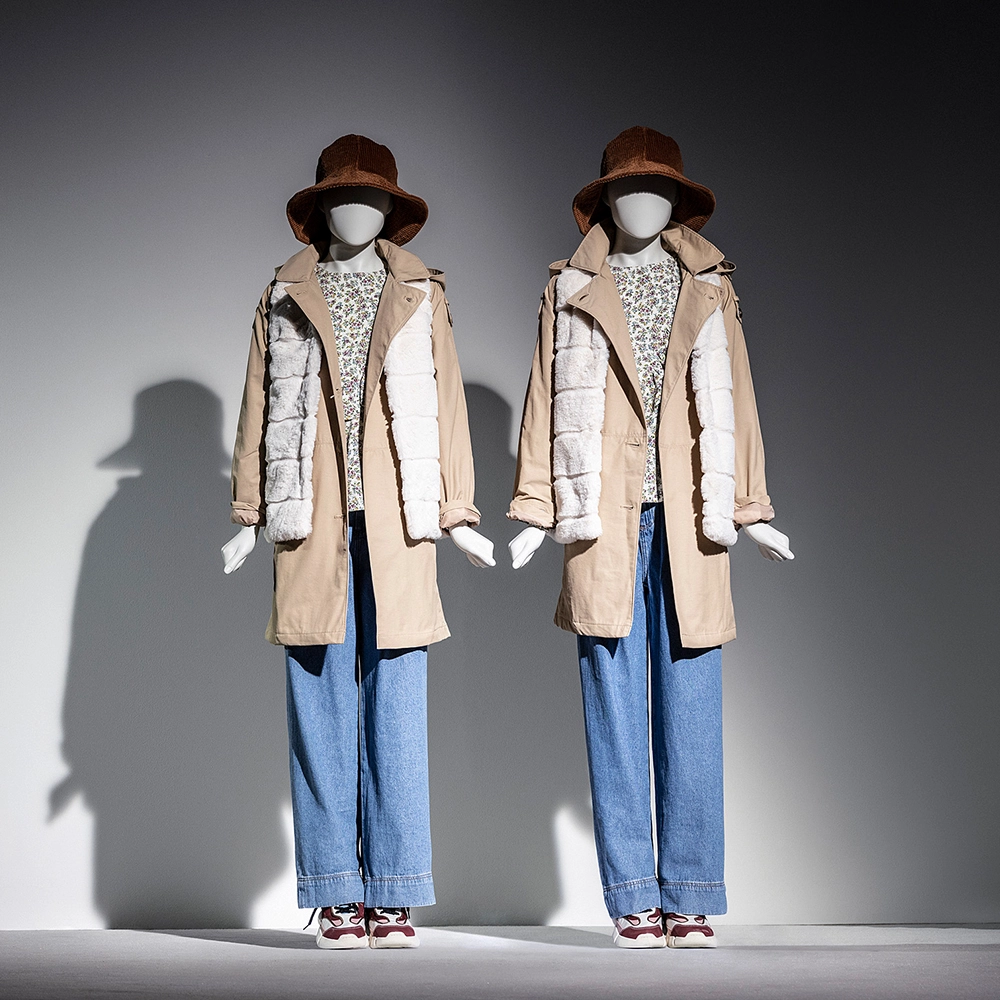 two girl kids mannequins from the kids collection in the same clothes